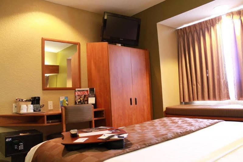 Отель Super 8 By Wyndham San Antonio Downtown Ne Экстерьер фото
